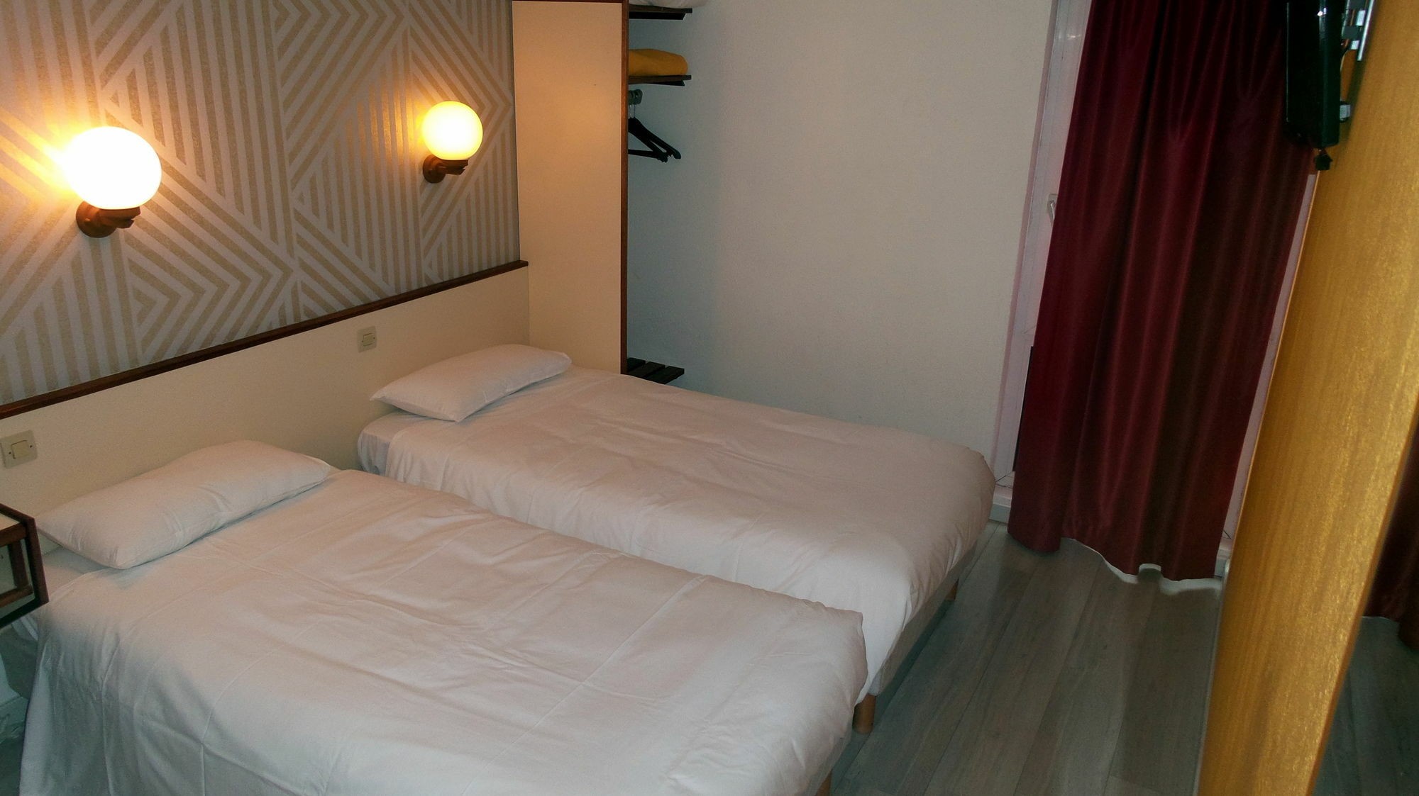 Hotel Crocus Caen Memorial Bagian luar foto